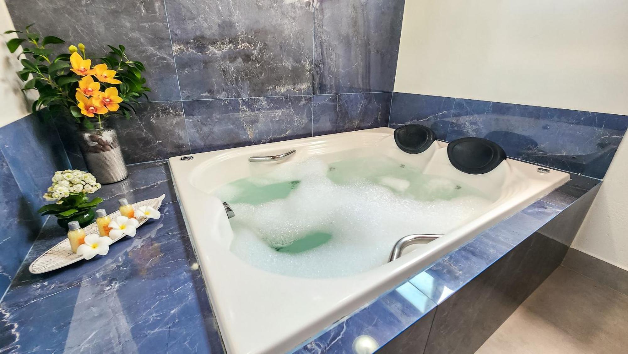 Queen Room Spa Bath